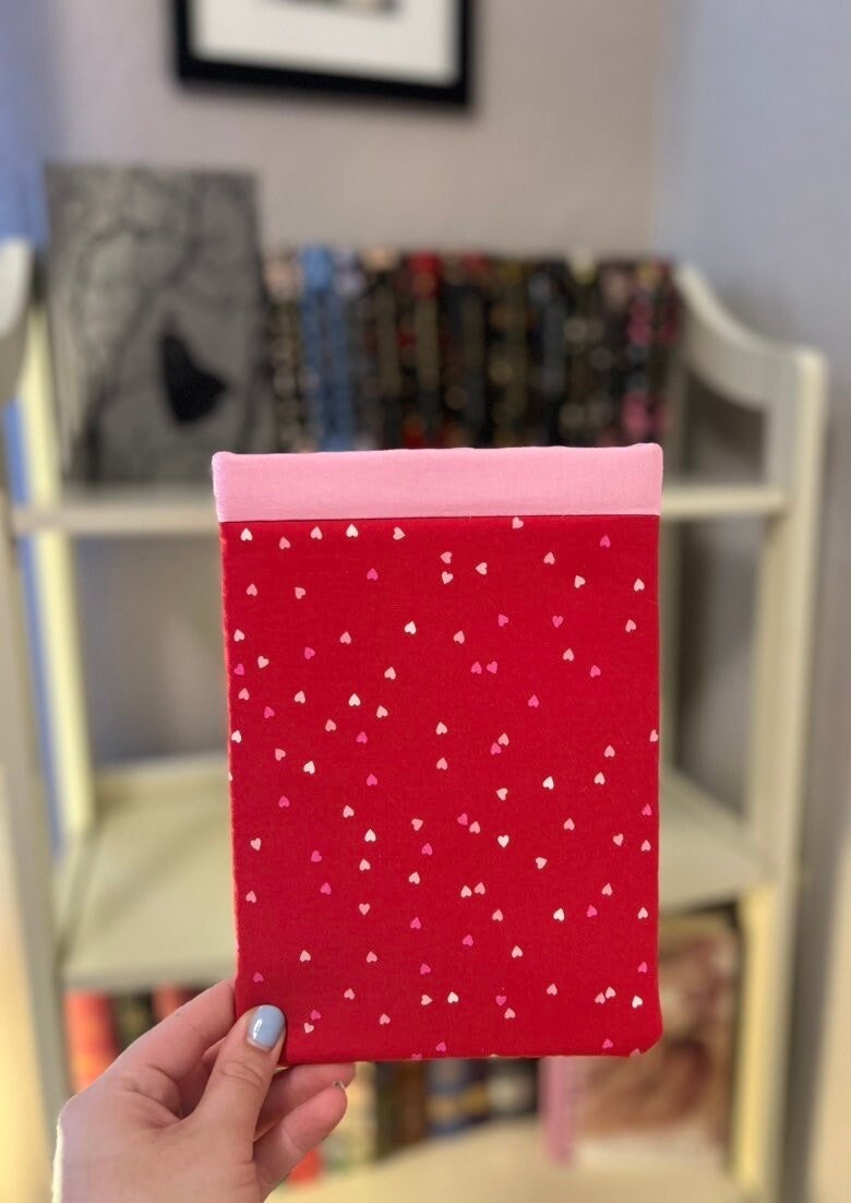 pink & red hearts book sleeve